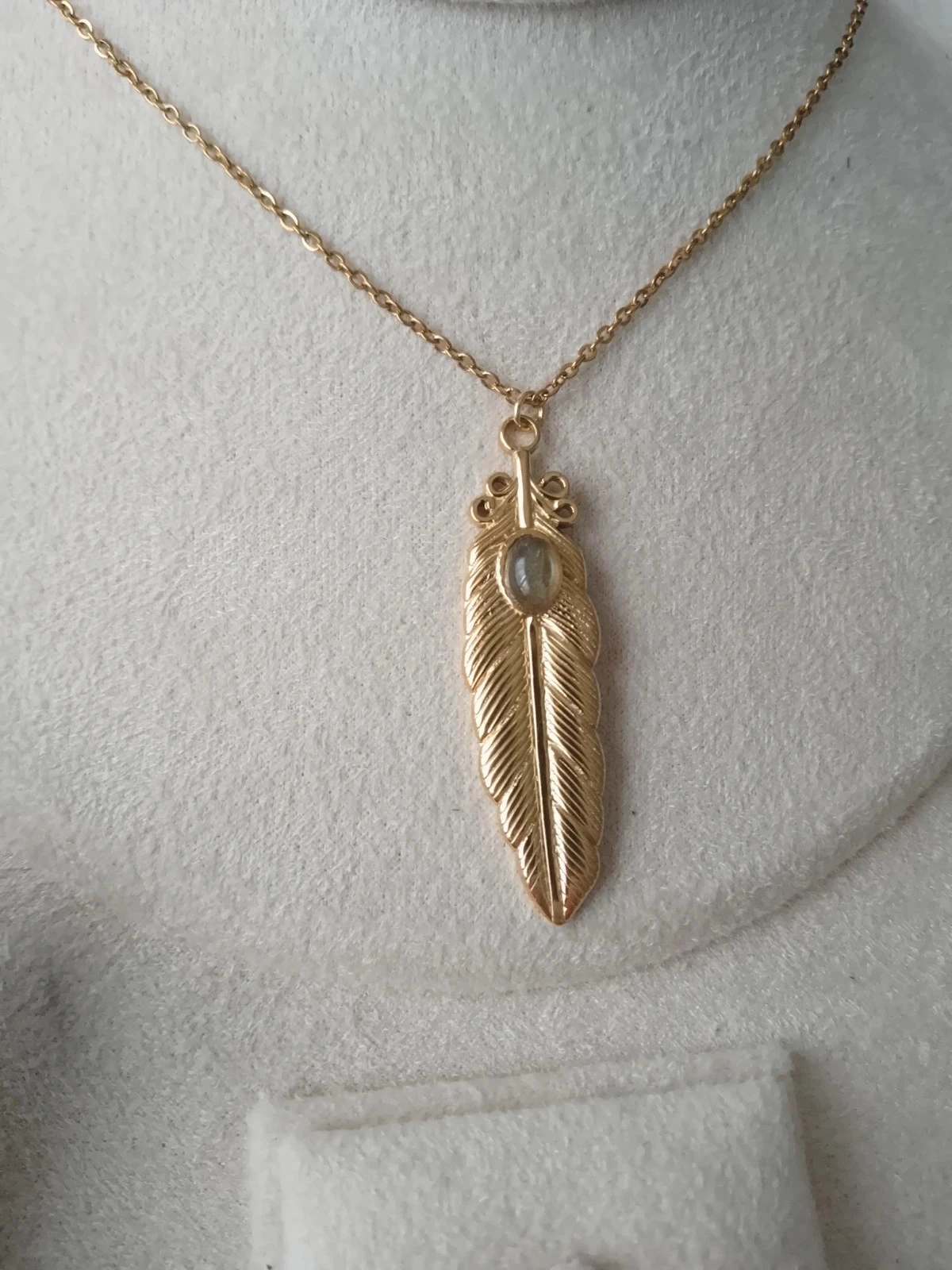 collier bohème plume et pierre de labradorite